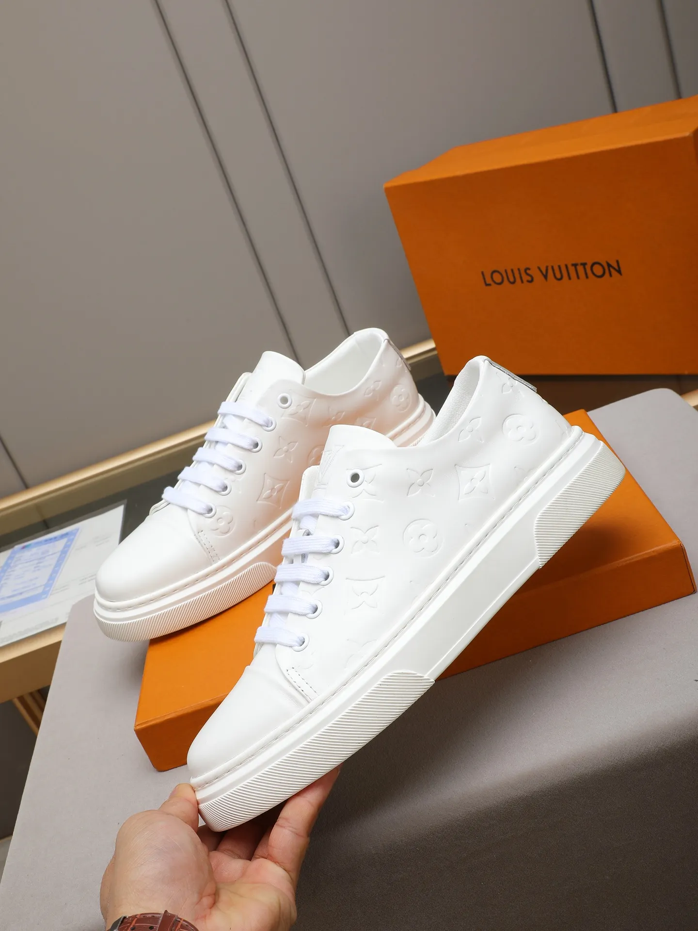 The main model 👍👍👍P420 is the new LOUIS VUITTON [Luden Yiwei]——LV upper [Lv]🇮🇹Imported first-layer cowhide embossed🇩🇪Inside imported sheepskin lining ➕Non-slip and wear-resistant outsole. Every man's identity is reflected in his elegant and stable upper shoes🚶🏻🚶🏻📯 No matter the wind or rain, the shoe last remains unchanged and can stand the test of time🔍️. ——Code number: 38-44 (45 can be customized)